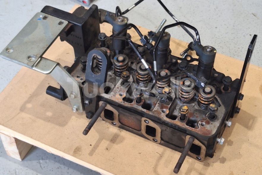 John Deere 1580 – Cylinder Head with Injectors, Fuel Lines & Head Bolts